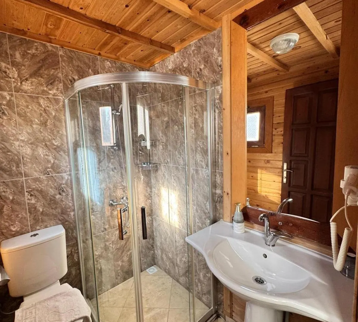 Kidrak Otel Montenegro-1 ファラリア